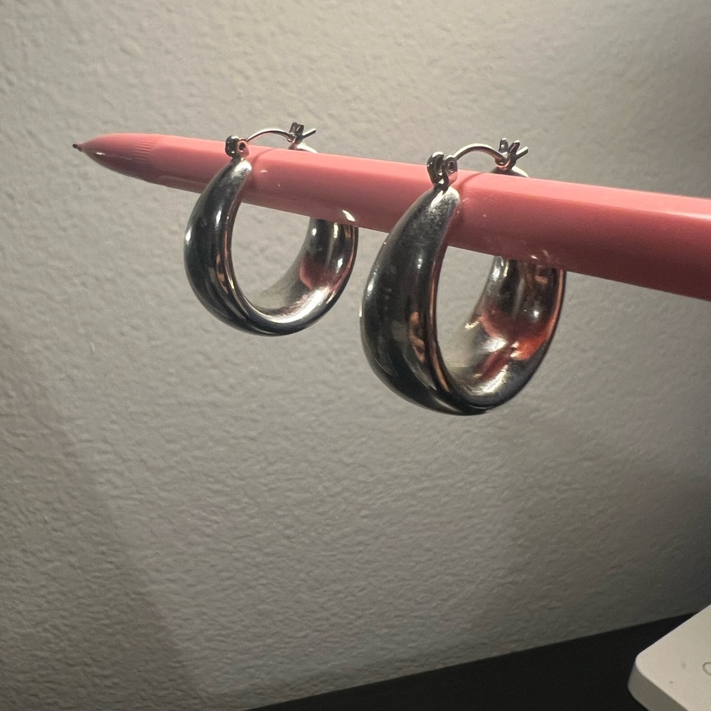 Not real Silver Hoop Earrings
‼️Clamp is hard to clamp and unclamp